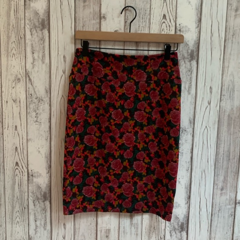 Lularoe Cassie skirt pink roses size small